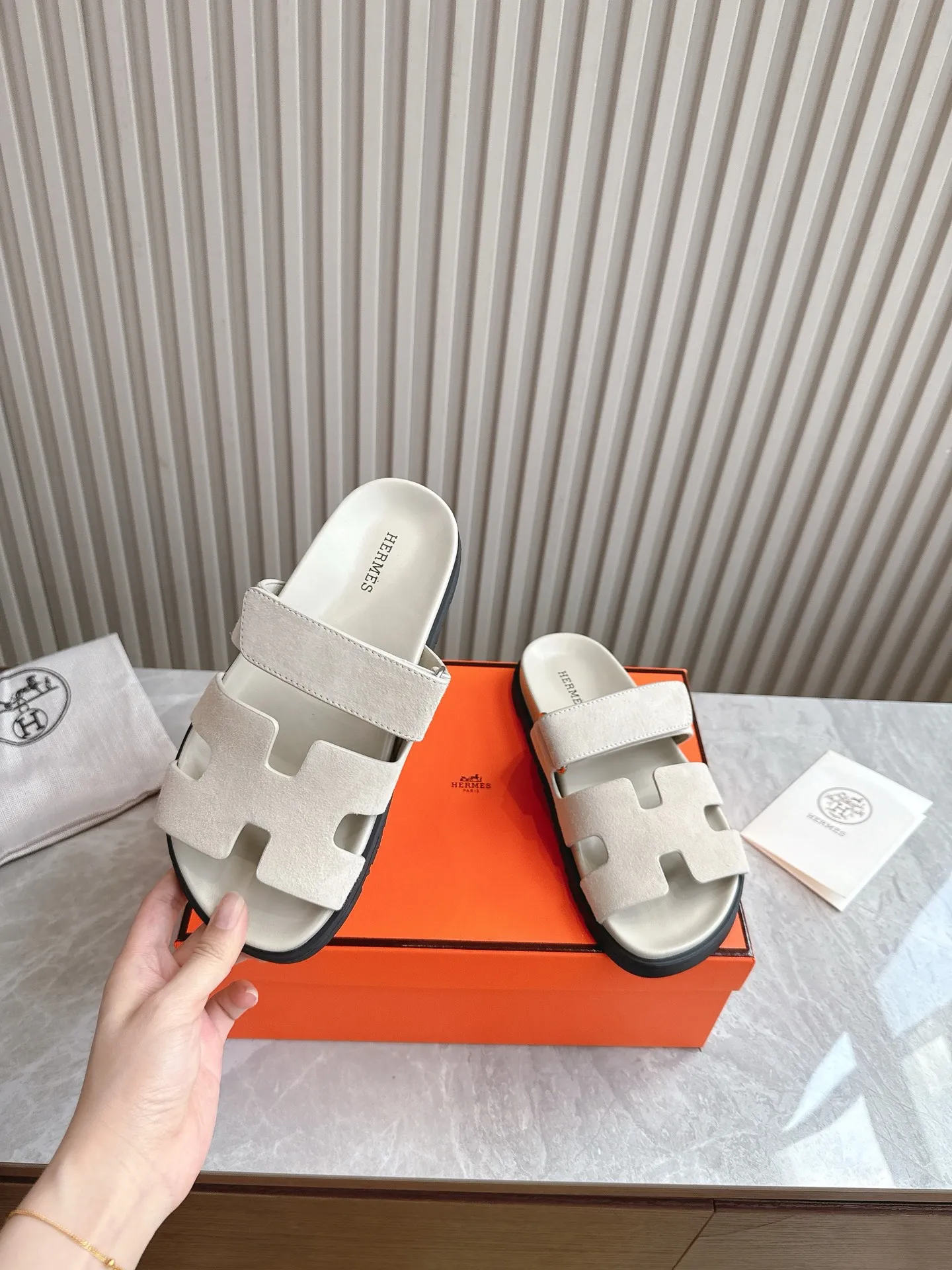 p480🐮🐮Couple model (top version) H family 2024 spring and summer new style HERMES Hermes' recently popular couple model pig nose angle sandals and slippers, paired with various colorful socks, popular. Upper: imported original deerskin (the genuine leather edging is not ordinary super migration). Lining: imported genuine leather. Outsole: Tpu non-slip and wear-resistant outsole. Size: Female 35-42 (40/42 non-returnable and non-exchangeable) Male size: 39-45 (45 non-refundable and non-exchangeable)